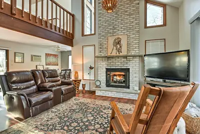 Image de Poconos Home w / Fire Pit, Hot Tub, Deck & Grill!