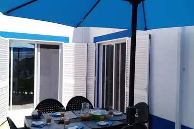 Image de maison pour 6 personnes avec garage, à proximité des plages, du golf et à 300 m du parachutisme