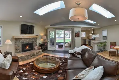 Image de Magnifique New Canyon Cottage étapes à Broadmoor 5 étoiles et système de sentiers illimité