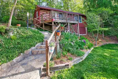 Image de The Woodlands Cottage-Deck, vues et grand lit en laiton