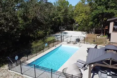 Image de Invisible Wonderland-Hot Springs Hot Tub. . only 1/2 mile de 76 bande encore le 7 acres