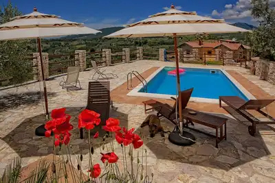 Image de piscine et vue imprenable sur la campagne romaine