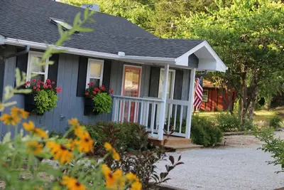 Image de Twin Pines Shanty, animaux acceptés. 6 couchages. Vue sur le lac. Wifi gratuit