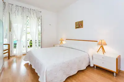 Image de 2br app avec une salle de séjour à Zadar près de la plage