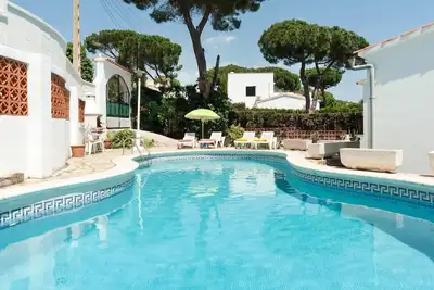 Image de Maison avec 3 chambres, wifi et piscine privée. Hutg-000983