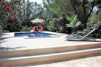 Image de Maison idéale pour les familles avec enfants, grand jardin avec piscine et aire de jeux