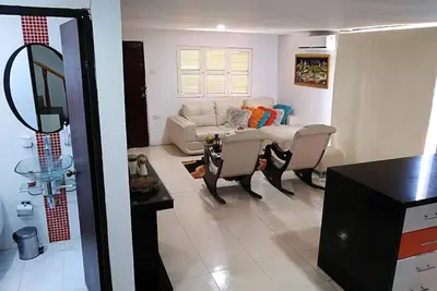 Image de Cabane avec vue sur l'océan et la forêt