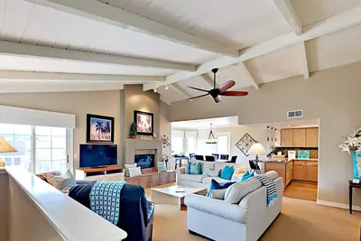 Image de Grande maison familiale - 1/2 pâté de maisons de la plage de Carlsbad et de Legoland