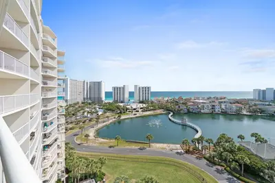 Image de Vente 20% De Rabais! Plage, piscines, bains à remous et plus encore! Conviviale et familiale!