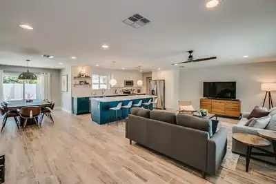 Image de Entièrement rénové Old Town Scottsdale maison avec piscine