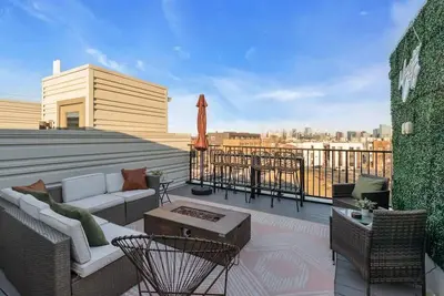 Image de 2 maisons immenses - 20 personnes + vues superbes du centre-ville depuis le toit privé