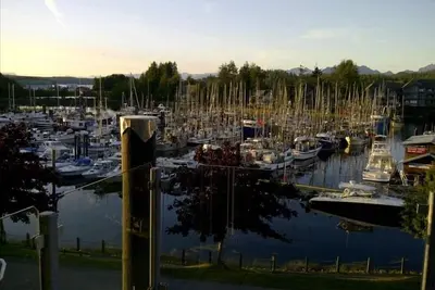 Image de Spacieux, moderne et bien aménagé Condo moderne Harbourside à Ucluelet relaxant