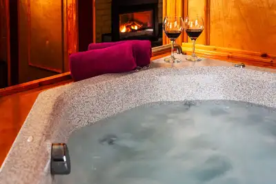 Image de Escapade en couple Northern Memories! Ouvert 24/7: Jacuzzi / Grill / Firepit / Animaux acceptés