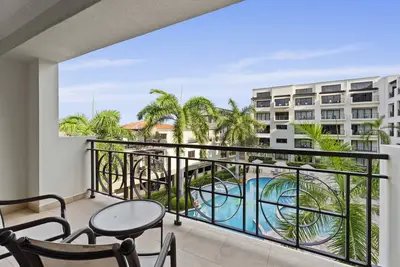 Image de Élégance tropicale, condo confortable avec vue sur la piscine
