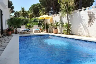 Image de Maison avec piscine et jardin-Hutg-000197