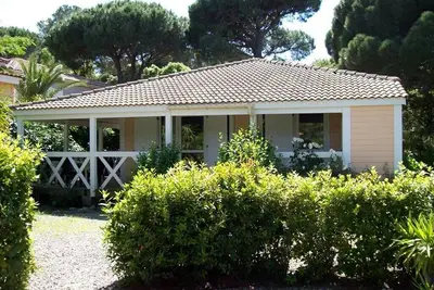 Maison californienne pour 4 personnes situé dans un parc arboré à Gassin