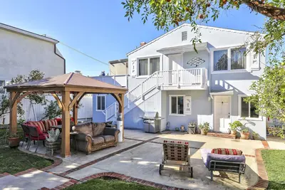 Image de Meilleur emplacement! 1 pâté de maisons de la plage, passerelle vers à peu près n'importe où, isolé