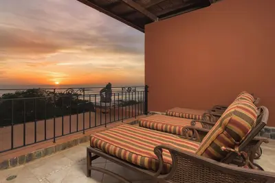 Image de Droit Sur La Plage! Penthouse Luxueux, Bbq, Penthouse Meilleur Prix - Voir VIDÉO