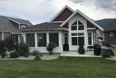 Image de Vacances au chalet du lac Osoyoos. Emplacement incroyable et chalet parfait. Réservez vite