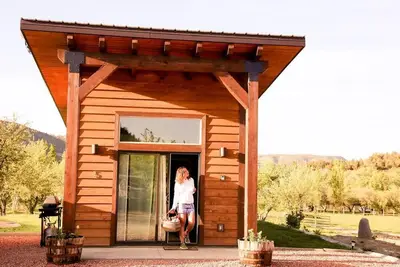 Image de Apple Hollow Tiny House # 4 Zion / Bryce Tiny House dans un verger de pommiers! 4 couchages