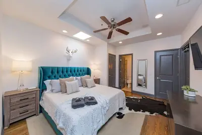 Image de Spacious Penthouse with Skylights On the Broadway Strip