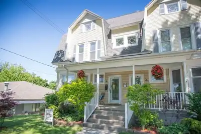 Image de Manistee Townhome historique près du centre-ville