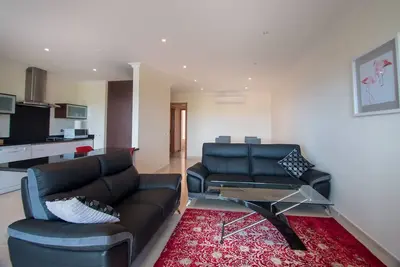 Image de piscines intérieure et extérieure, sauna, hammam, salle de sport, salle de jeux. luxe