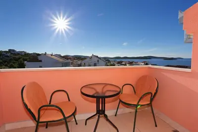 Image de Garçonnière avec le balcon et la vue sur le mer Zecevo Rtic, Rogoznica (As-10400-b)
