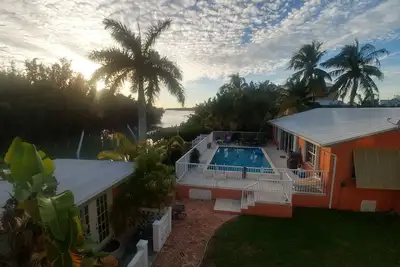 Image de Maison au bord de l'eau tranquille avec piscine, kayaks et intimité près de la plage de Sombrero