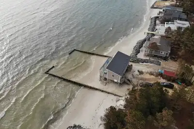 Image de Cottage familial en bord de mer avec vue sur la baie sans fin, construit en 2016