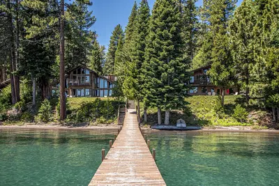 Image de la maison au bord du lac avec 4br et 4. 5 salles de bains avec cour et la bouée!