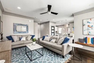 Image de Beau 3 Niv, 3br / 3. 5ba Maison mitoyenne à quelques minutes du centre-ville de Nashville, 3 très grands lits