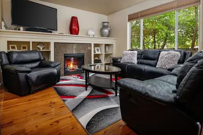 Image de Plan d'étage ouvert moderne Beaverton Portland Family Home w / Wifi près d'Intel, Nike. 5 minutes de marche jusqu'à Max