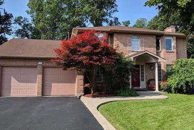 Image de Executive Family Home avec patio arrière impressionnant.