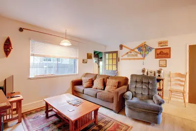 Image de Chalet rustique avec cour et patio - Marchez jusqu'au lac Tahoe!