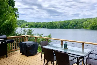 Image de Cottage sur le lac avec de belles vues depuis deux ponts, près de Mystic & Foxwoods
