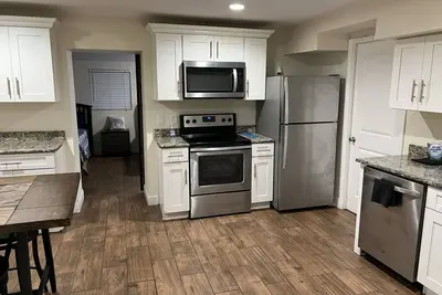 Image de Grande résidence très propre avec une touche moderne proche du centre-ville de Sanford