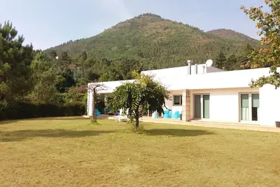 Image de Villa moderne, située dans un endroit verdoyant, idéale pour les familles ou les groupes.
