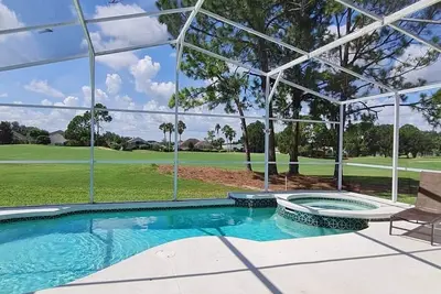 Image de Belle villa de golf de luxe flambant neuf avec piscine et spa