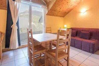 Image de Studio confortable avec balcon et parking à Briançon, près des commerces et télécabine