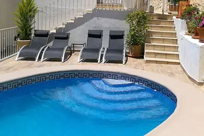 Image de Bel appartement avec piscine (pour deux appartements), petit jardin et vue mer