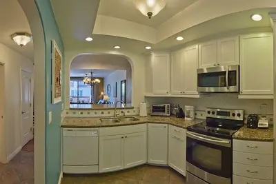 Image de Promenez-vous à la plage, détendez-vous dans le confort! Jacuzzi Tub, Jet Shower, Bbq - Top Rated!