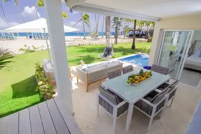 Image de Brand New Luxury Beachfront Condo w / jacuzzi extérieur privé