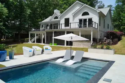 Image de 5 Bdrm Belle maison paisible au bord du lac avec 3 rois, 1 reine et 4 lits jumeaux