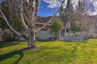 Image de Charmant White Bird Home w / Mtn & Salmon River View