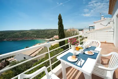 Image de Vila avec vues sur le mer. Hutg-011704