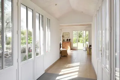 Image de Maison de village lumineuse avec jardin près de la plage