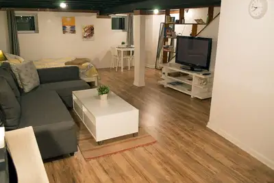 Image de Studio privé calme w / propre entrée et parking gratuit à proximité du métro, bus du centre-ville