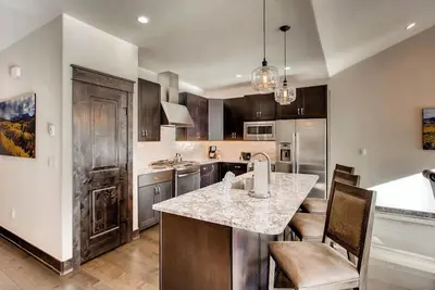Image de New Luxury 3br Townhome ~ Enfants Ski gratuit + Jouer gratuitement! R40
