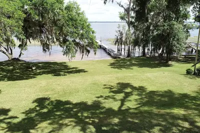 Image de Location de maison neuve! 6 acres sur le lac Santa Fe, 4br 3ba, 192 pieds de façade sur le lac! !